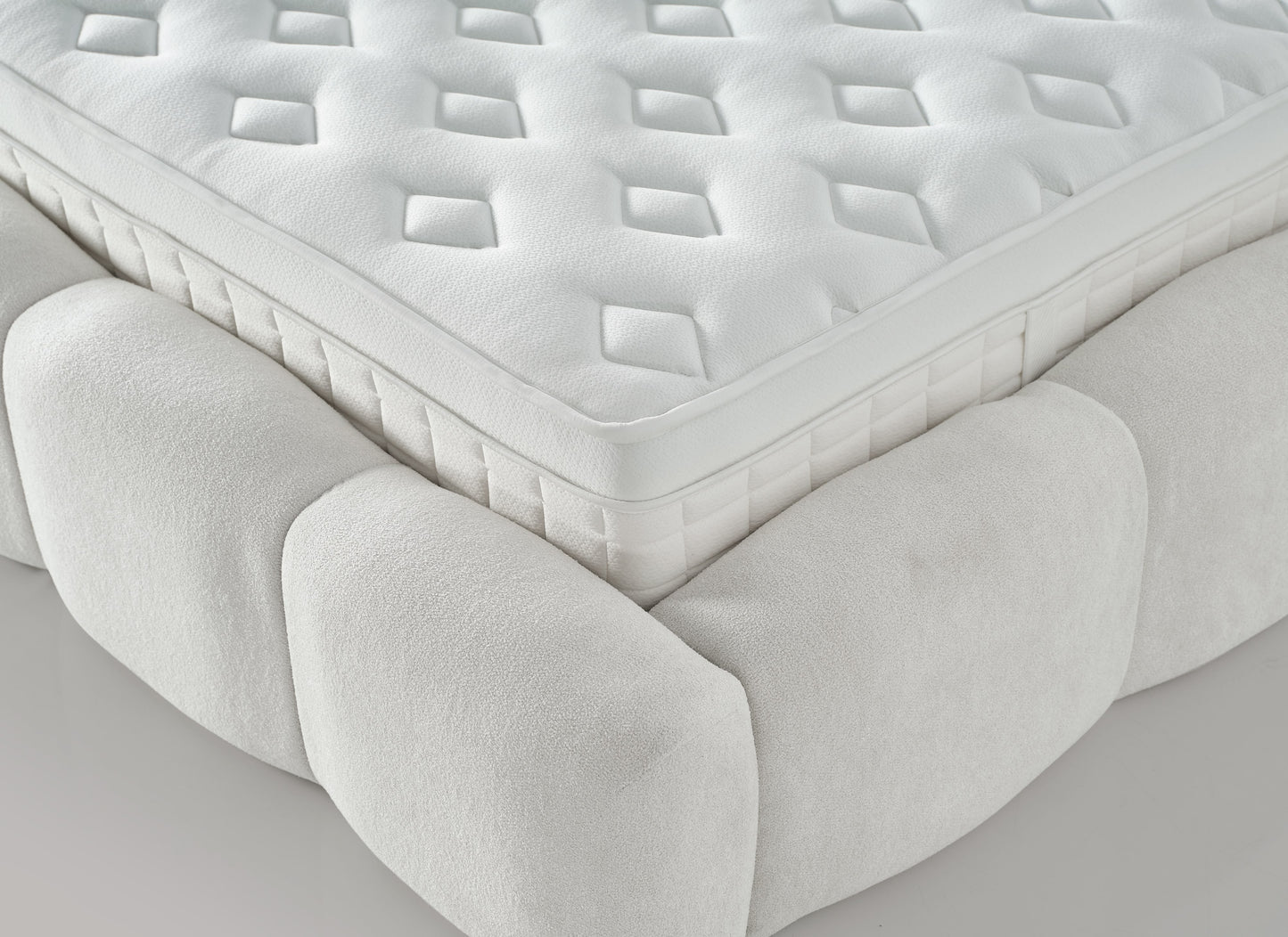 Elenor - Off White Bucle